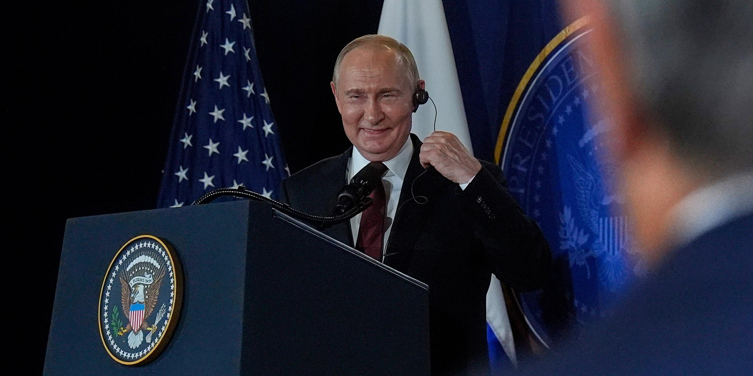  Der russische Präsident Wladimir Putin lächelt am Ende einer Pressekonferenz mit US-Präsident Trump auf der Joint Base Elmendorf-Richardson, Alaska aufgenommen am 15.08.2025.
