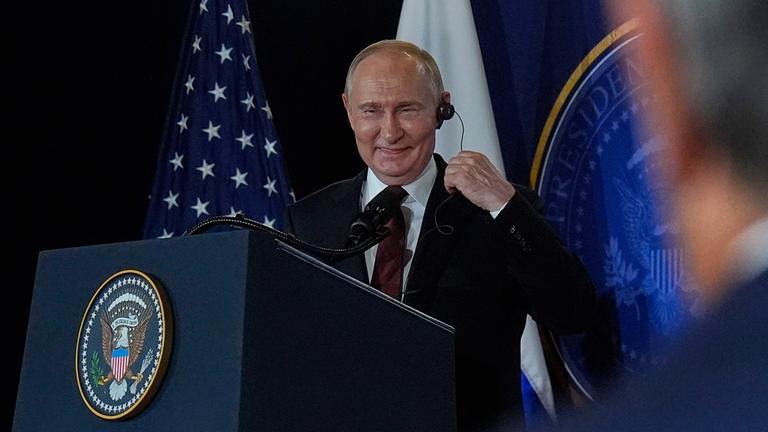  Der russische Präsident Wladimir Putin lächelt am Ende einer Pressekonferenz mit US-Präsident Trump auf der Joint Base Elmendorf-Richardson, Alaska aufgenommen am 15.08.2025.