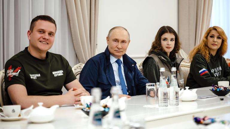 Wladimir Putin mit Vertretern von Freiwilligen Organisationen in Kursk