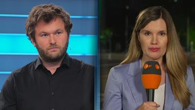 Sebastian Ehm (links) und Elisabeth Schmidt (rechts) in einem Split-Bild gleichzeitig zu sehen. Sebastian Ehm befindet sich im ZDFheute live Studio und Korrespondentin Elisabeth Schmidt ist aus Peking zugeschaltet, wo ein Nachthimmel im Hintergrund zu sehen ist.