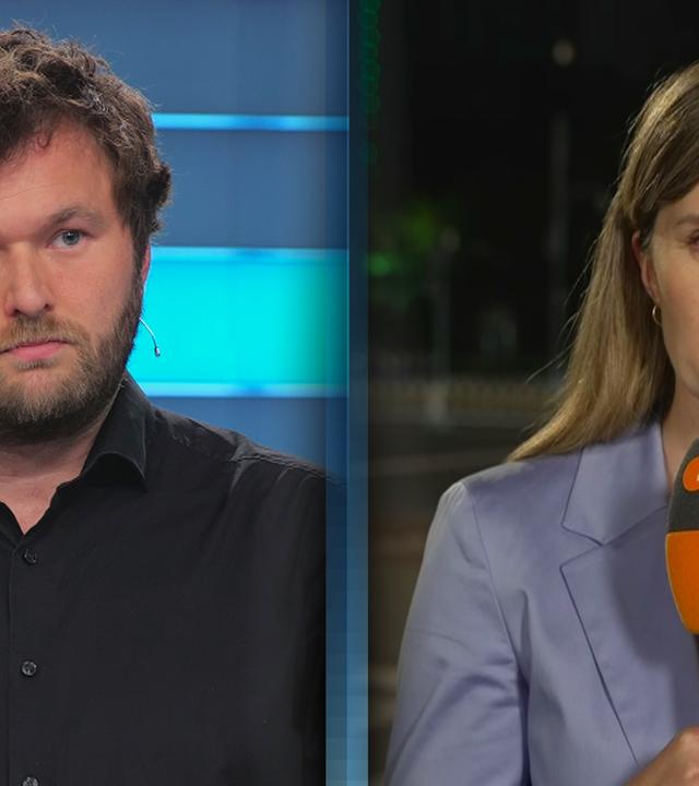Sebastian Ehm (links) und Elisabeth Schmidt (rechts) in einem Split-Bild gleichzeitig zu sehen. Sebastian Ehm befindet sich im ZDFheute live Studio und Korrespondentin Elisabeth Schmidt ist aus Peking zugeschaltet, wo ein Nachthimmel im Hintergrund zu sehen ist.