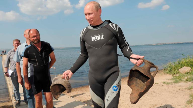 Der russische Präsident Wladimir Putin findet beim Tauchn eine antike Vase.