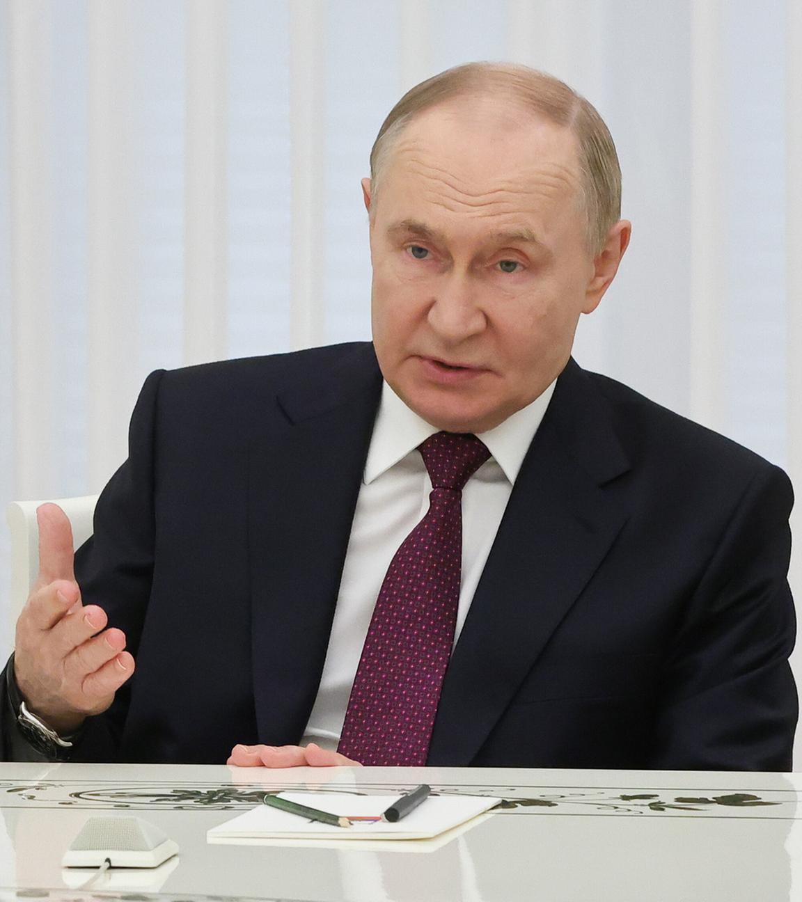 Wladimir Putin im Gespräch mit Abbas Araghchi dem Außenminister von Iran.