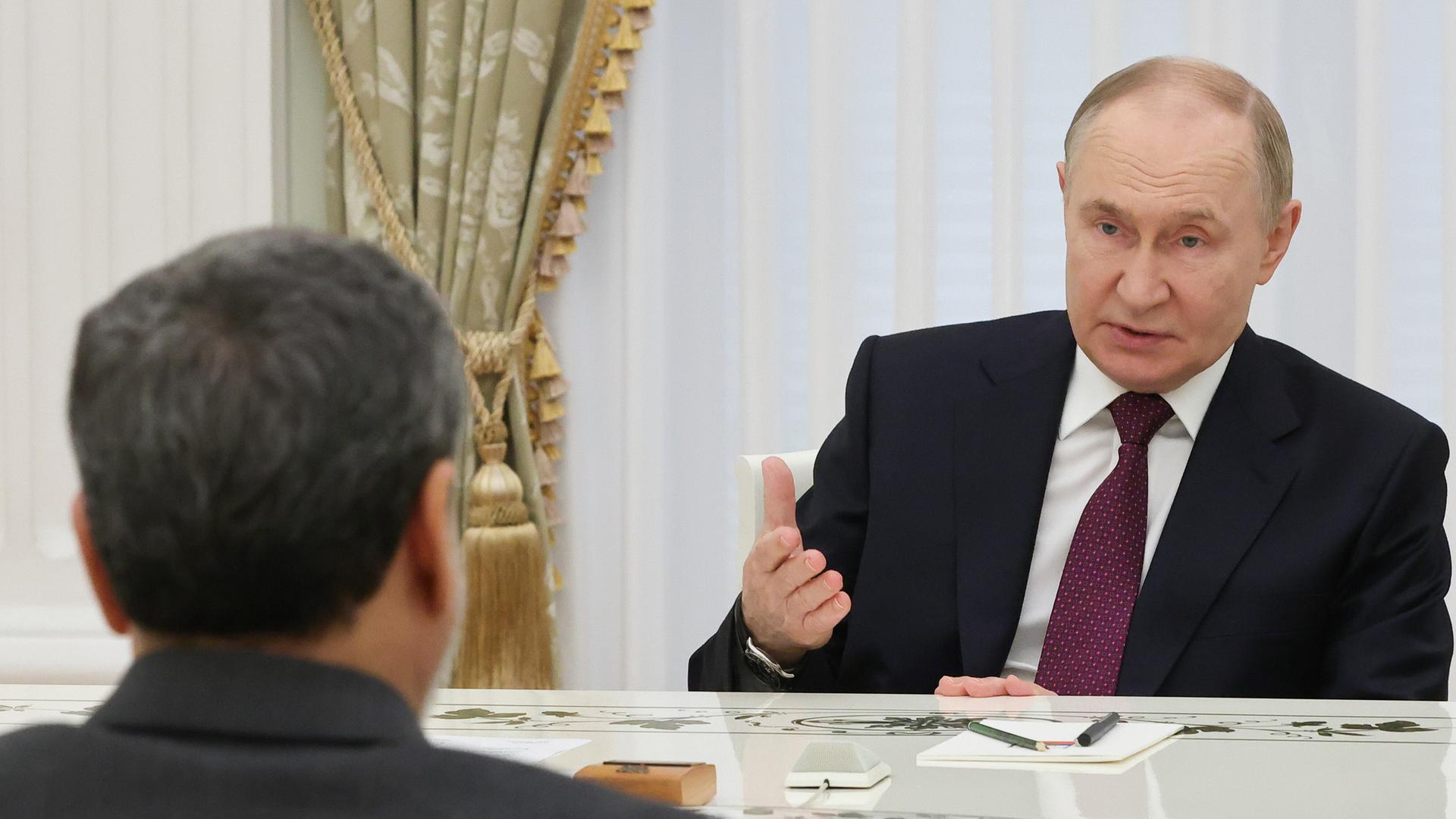 Wladimir Putin im Gespräch mit Abbas Araghchi, dem Außenminister von Iran.