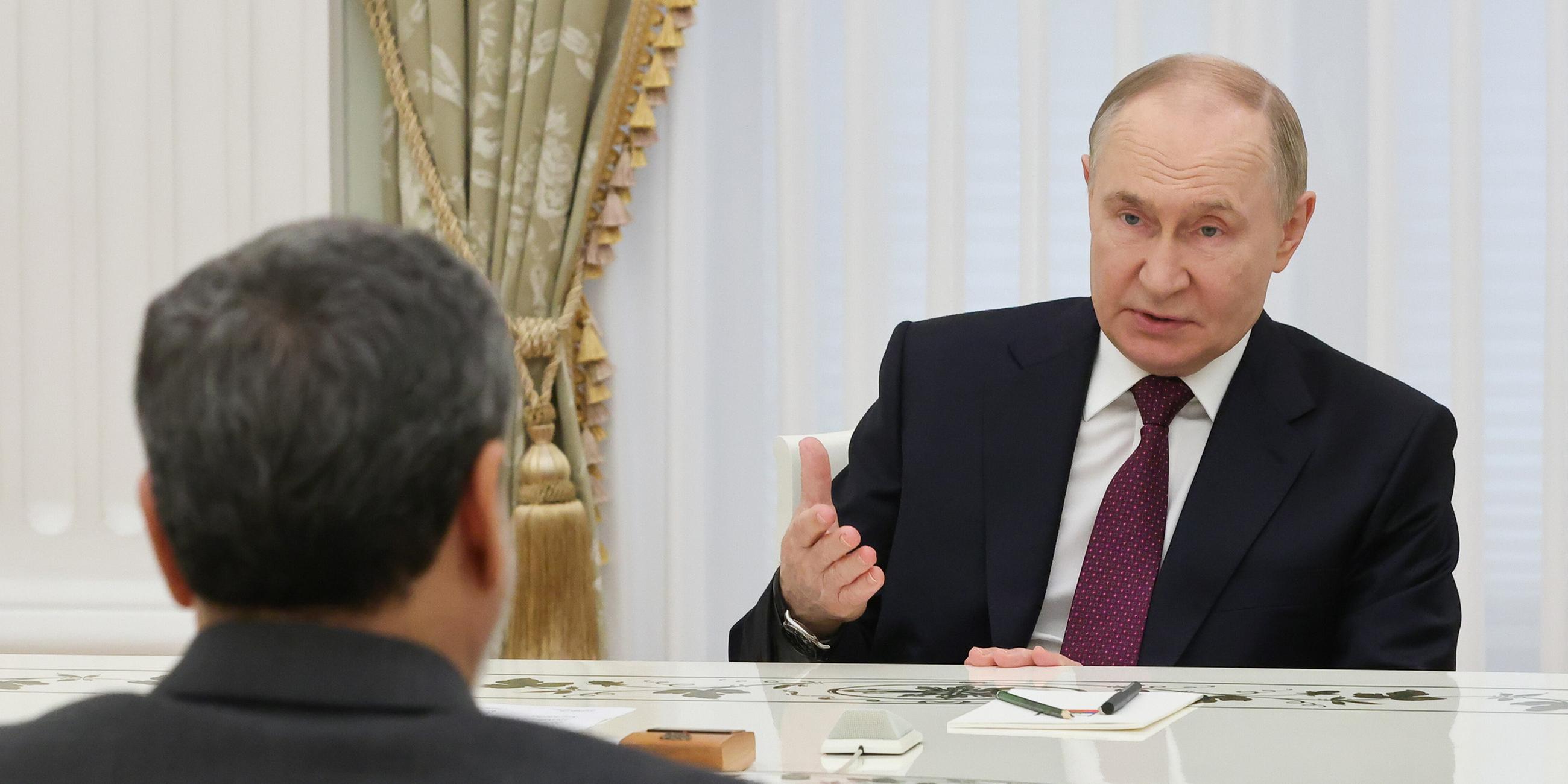Wladimir Putin im Gespräch mit Abbas Araghchi, dem Außenminister von Iran.