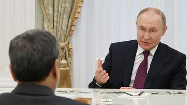 Wladimir Putin im Gespräch mit Abbas Araghchi, dem Außenminister von Iran.