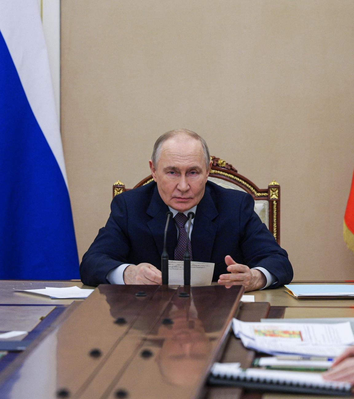 Der russische Präsident Wladimir Putin leitet am 9. März 2026 im Kreml in Moskau eine Regierungssitzung zur aktuellen globalen Energiekrise. 