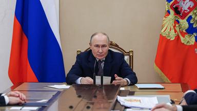 Der russische Präsident Wladimir Putin leitet am 9. März 2026 im Kreml in Moskau eine Regierungssitzung zur aktuellen globalen Energiekrise. 