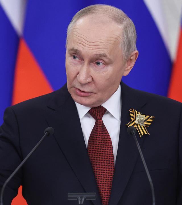  Der russische Präsident Wladimir Putin gestikuliert, während er nach seinem Treffen mit ausländischen Delegationen im Kreml mit den Medien spricht.