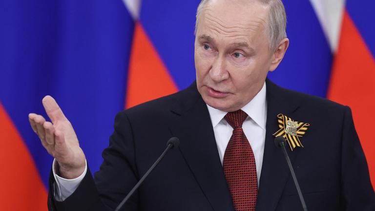  Der russische Präsident Wladimir Putin gestikuliert, während er nach seinem Treffen mit ausländischen Delegationen im Kreml mit den Medien spricht.