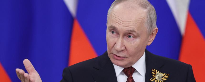  Der russische Präsident Wladimir Putin gestikuliert, während er nach seinem Treffen mit ausländischen Delegationen im Kreml mit den Medien spricht.