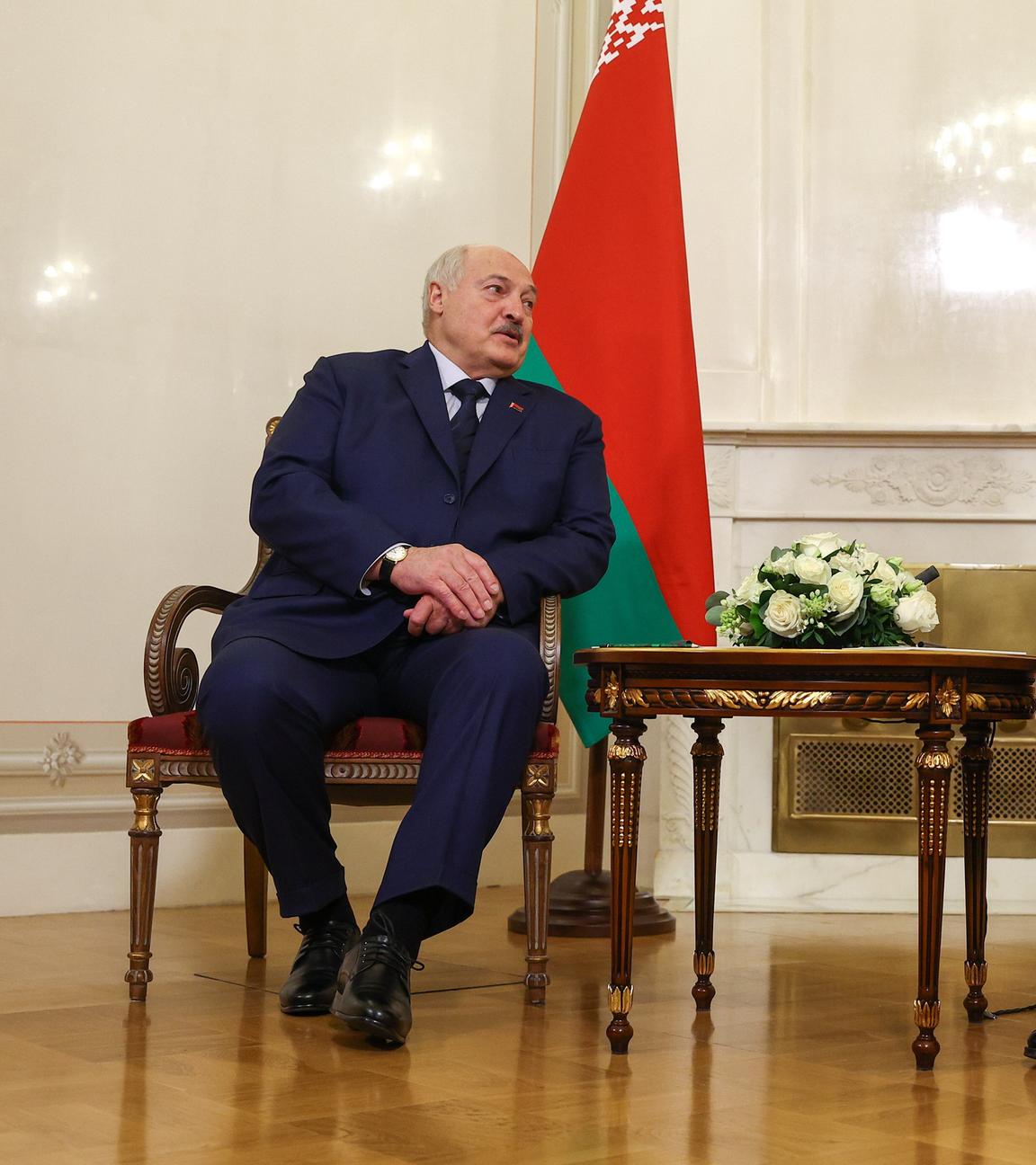 Russlands Präsident Wladimir Putin trifft Belarus’ Präsident Alexander Lukaschenko in der Boris-Jelzin-Präsidentenbibliothek in St. Petersburg.