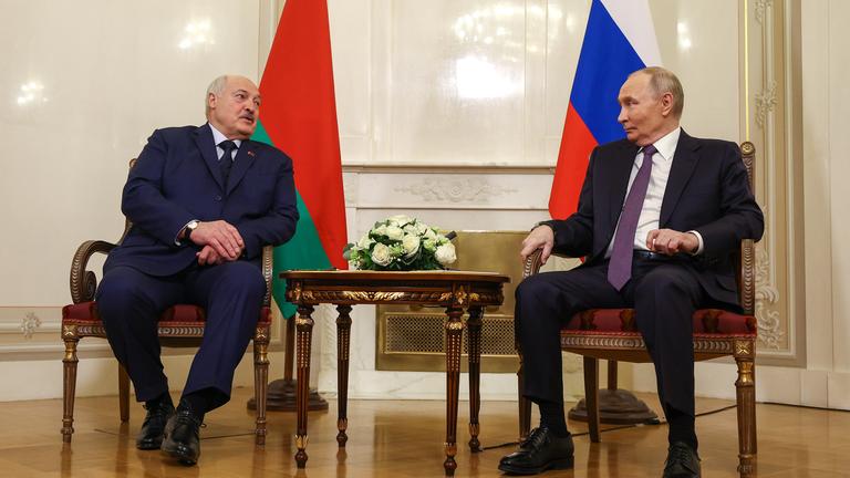 Russlands Präsident Wladimir Putin trifft Belarus’ Präsident Alexander Lukaschenko in der Boris-Jelzin-Präsidentenbibliothek in St. Petersburg.