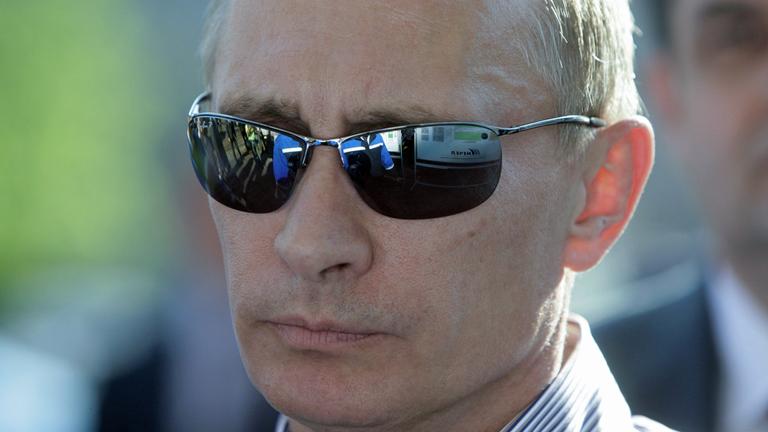 Der russische Präsident Wladimir Putin ist mit einer verspiegelten Sonnenbrille zu sehen.