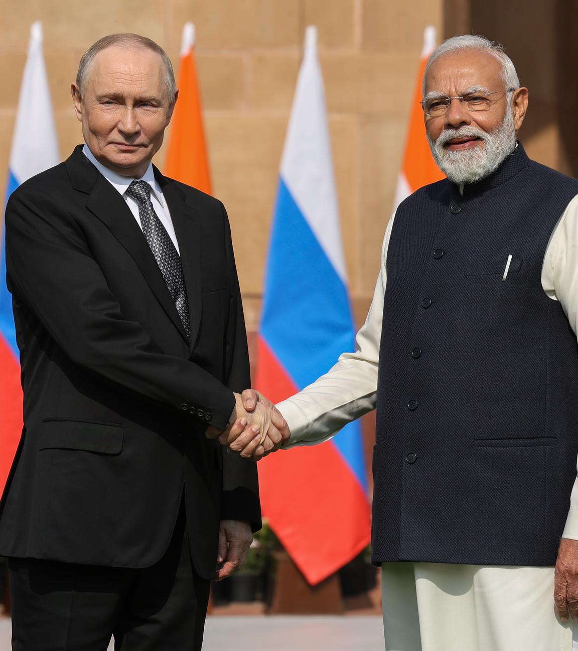 Russlands Präsident Wladimir Putin und der infische Premierminister Narendra Modi schütteln sich die Hände in Neu-Dehli.