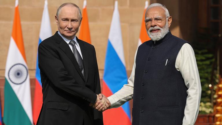 Russlands Präsident Wladimir Putin und der infische Premierminister Narendra Modi schütteln sich die Hände in Neu-Dehli.