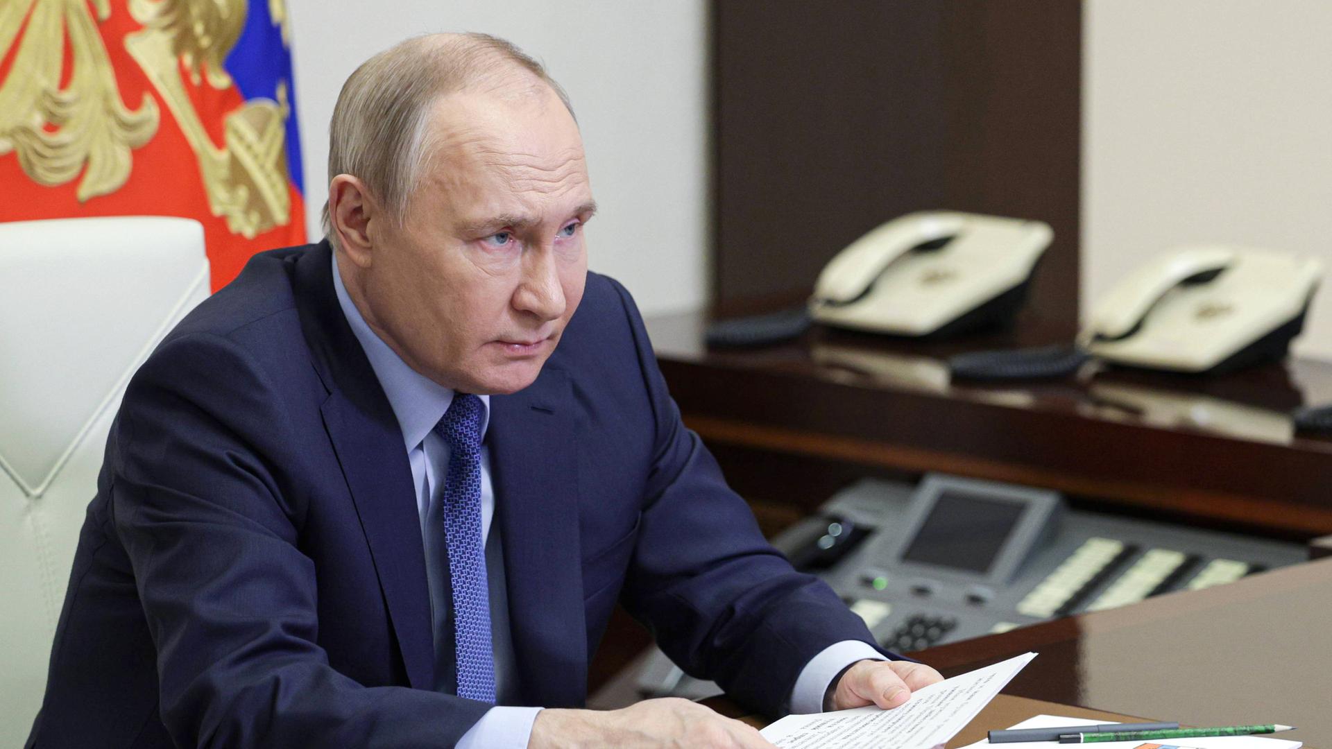 Der russische Präsident Wladimir Putin ist in seinem Büro in der Novo-Ogaryovo-Residenz