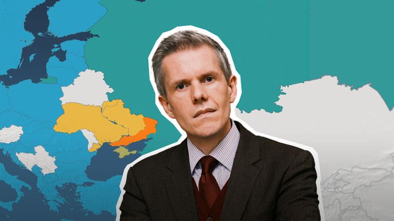 Militärökonom Marcus Keupp ist vor einer Karte des Baltikums abgebildet.