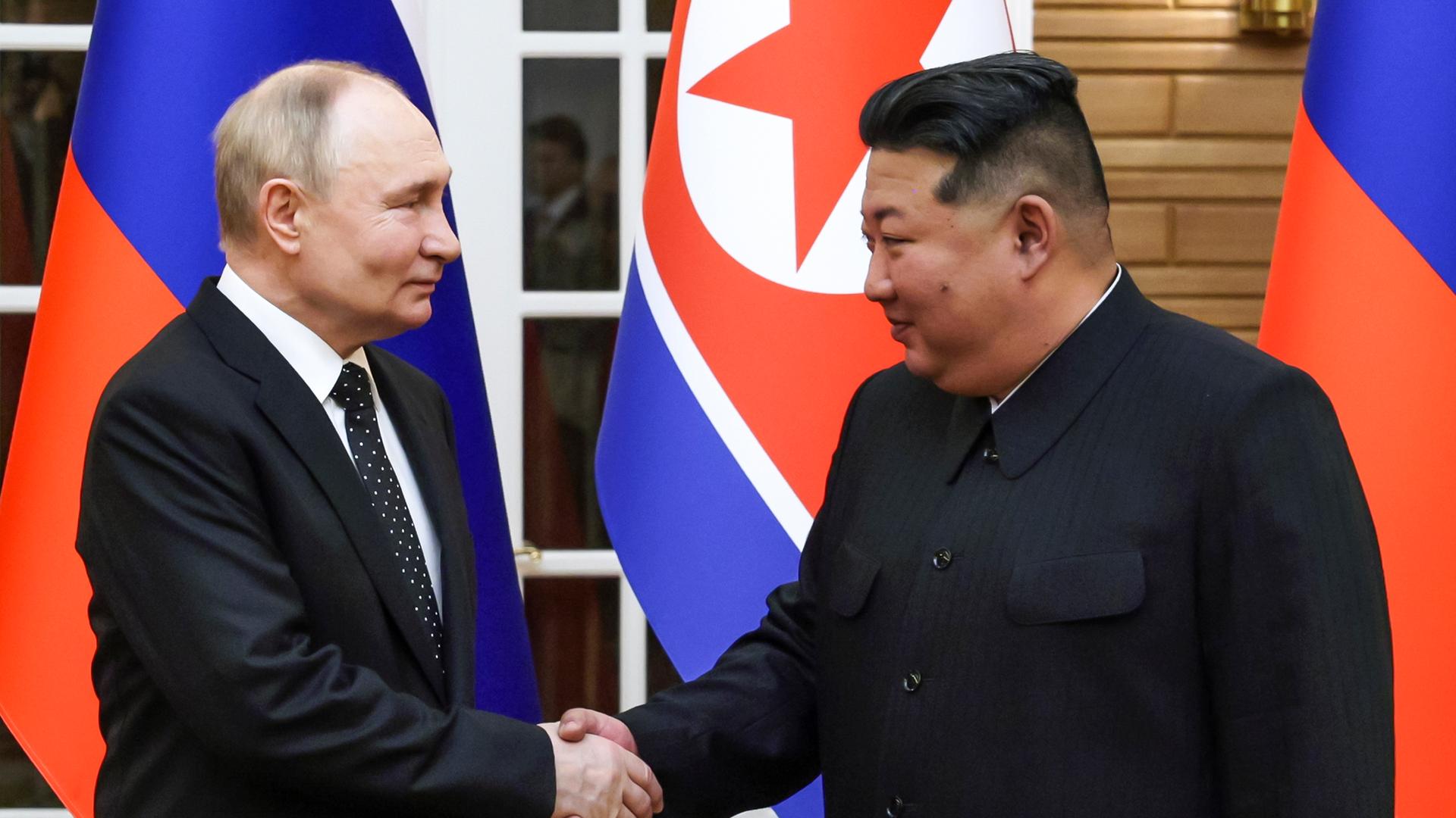 Putin links und Kim Jong Un rehcts schütteln die Hände in Pyongyang