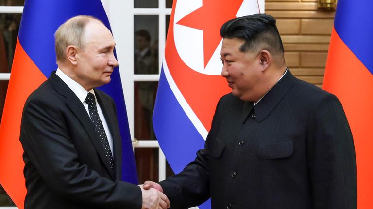 Putin links und Kim Jong Un rehcts schütteln die Hände in Pyongyang