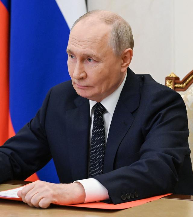 Wladimir Putin sitzt an einem Schreibtisch