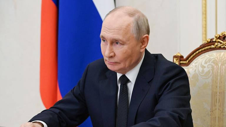Wladimir Putin sitzt an einem Schreibtisch