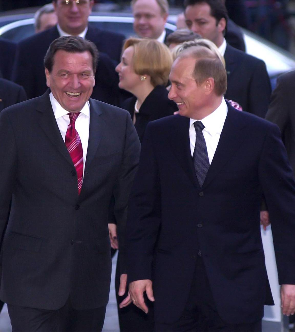 Eine Gruppe von Männern in Anzügen