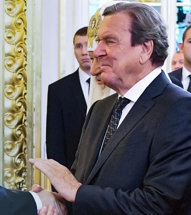 Putin und Schröder, die sich die Hand geben