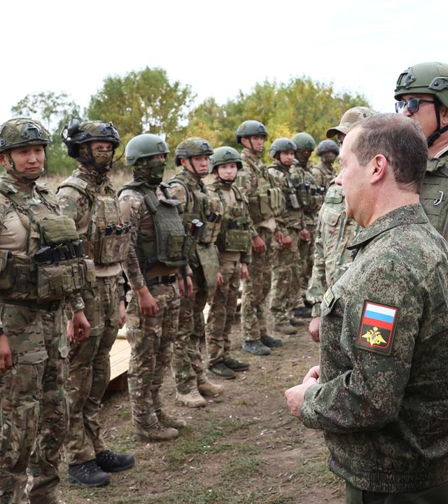 Dmitri Medwedew (2. v.r) besucht russische Soldaten auf einem Truppenübungsplatz, Archivbild