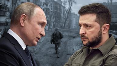 Montage: Wladimir Putin und Wolodymyr Selenskyj vor einem Blick auf das zerstörte Mariupol