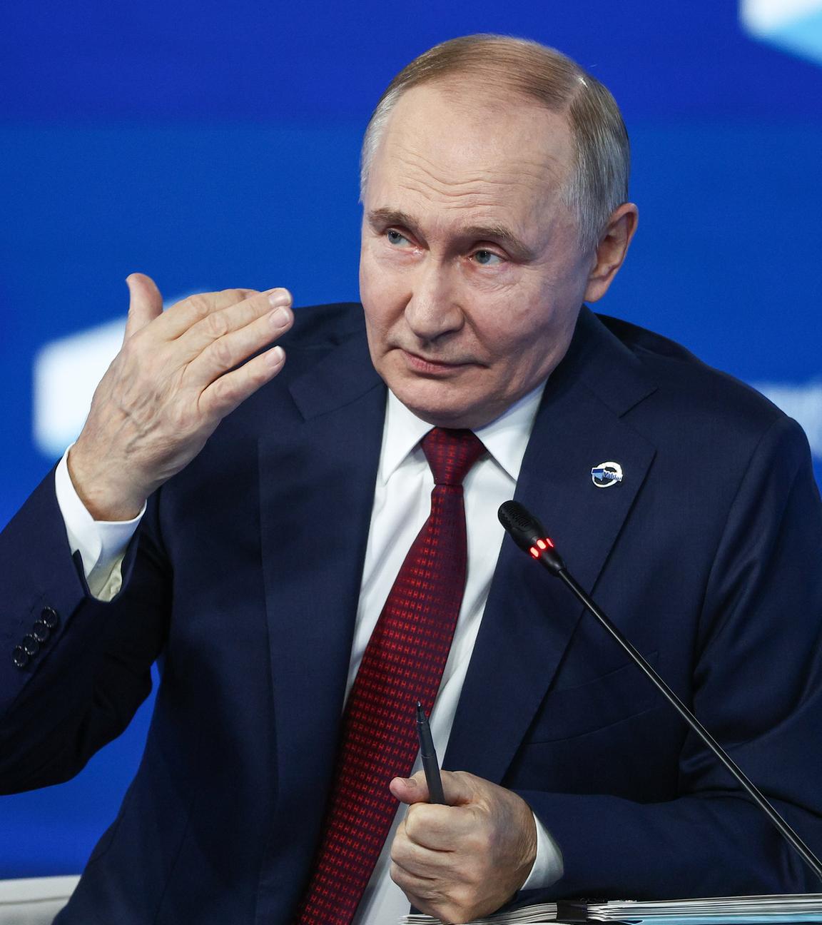 Präsident Wladimir Putin nimmt an einer Plenarsitzung "Die polyzentrische Welt" im Rahmen des 22. Jahrestreffens des Valdai Discussion Club teil.