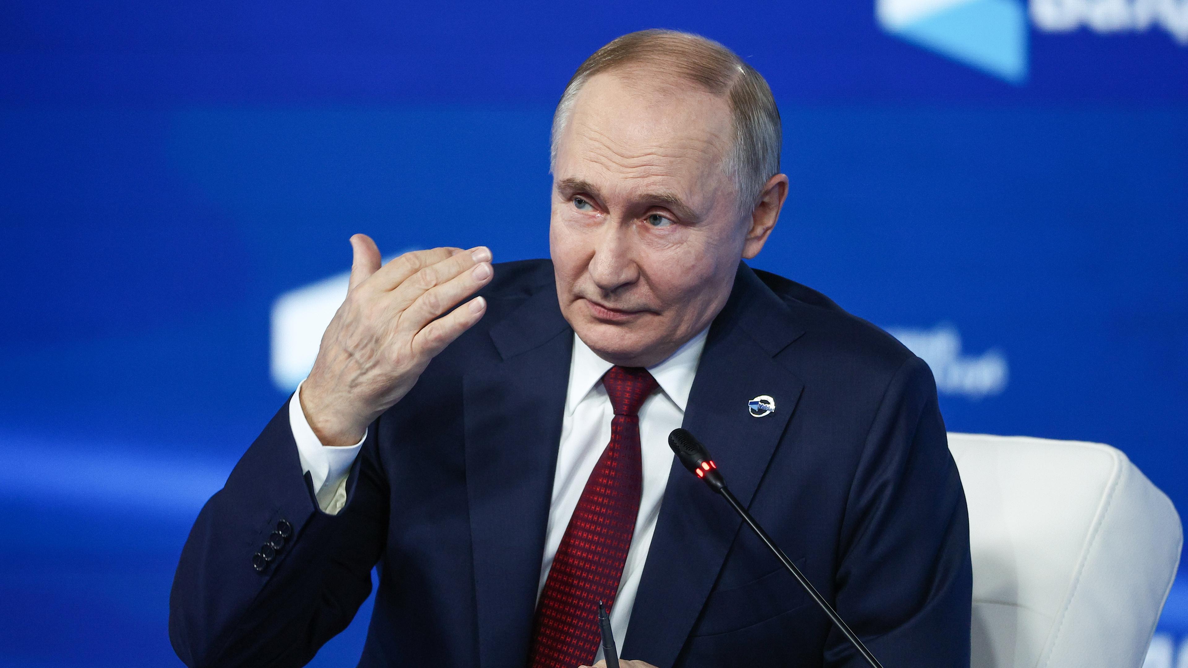 Präsident Wladimir Putin nimmt an einer Plenarsitzung "Die polyzentrische Welt" im Rahmen des 22. Jahrestreffens des Valdai Discussion Club teil.