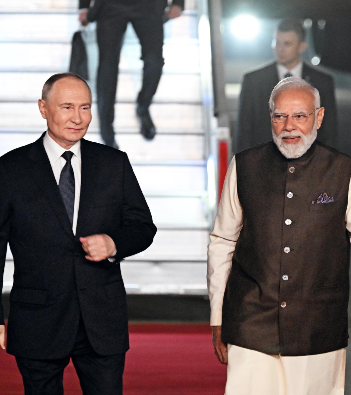 Der russische Präsident Wladimir Putin (links) und der indische Premierminister Narendra Modi (rechts) während eines Treffens auf dem indischen Luftwaffenstützpunkt in Palam.
