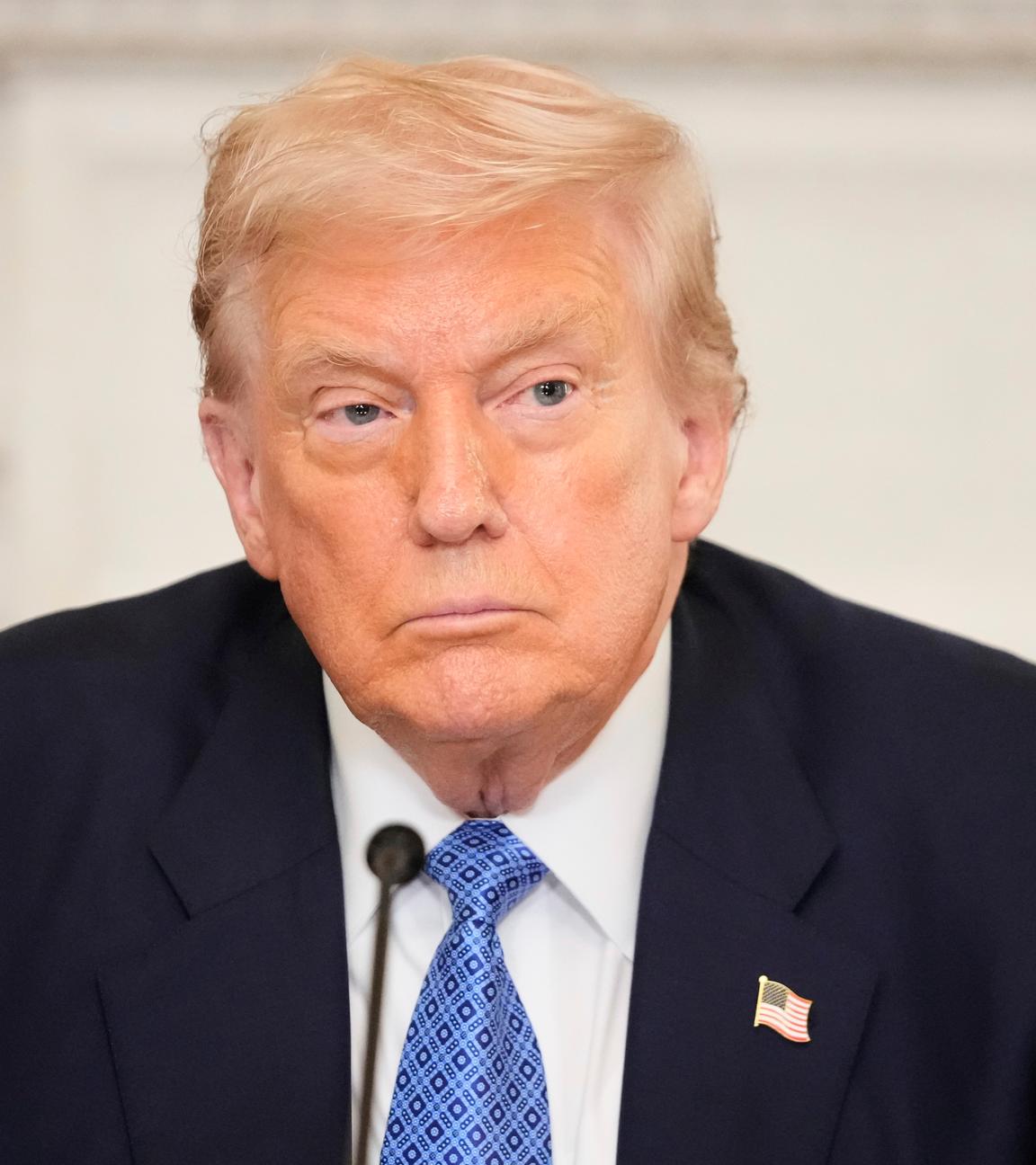 Präsident Donald Trump nimmt am Freitag, dem 8. August 2025, in Washington an einer trilateralen Unterzeichnungszeremonie mit dem armenischen Premierminister Nikol Paschinjan und dem aserbaidschanischen Präsidenten Ilham Alijew im State Dining Room des Weißen Hauses teil. 