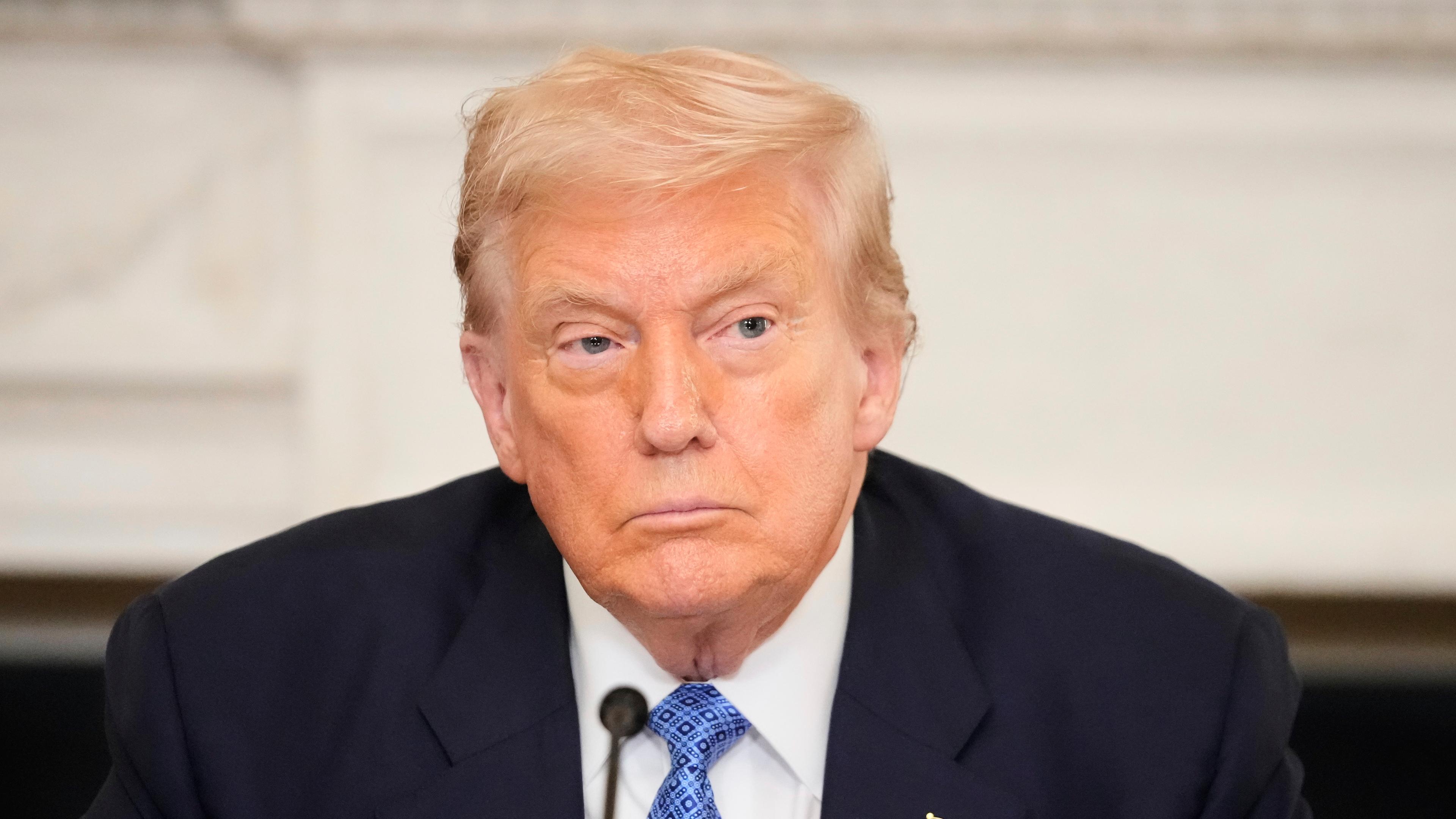 Präsident Donald Trump nimmt am Freitag, dem 8. August 2025, in Washington an einer trilateralen Unterzeichnungszeremonie mit dem armenischen Premierminister Nikol Paschinjan und dem aserbaidschanischen Präsidenten Ilham Alijew im State Dining Room des Weißen Hauses teil. 