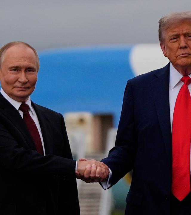 US-Präsident Donald Trump begrüßt den russischen Präsidenten Wladimir Putin auf der Joint Base Elmendorf-Richardson.