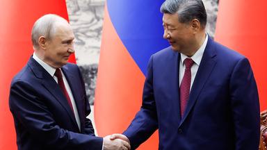 Peking: Der russische Präsident Wladimir Putin und der chinesische Präsident Xi Jinping schütteln sich die Hände.