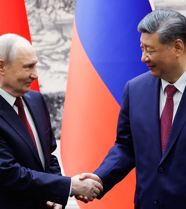 Peking: Der russische Präsident Wladimir Putin und der chinesische Präsident Xi Jinping schütteln sich die Hände.
