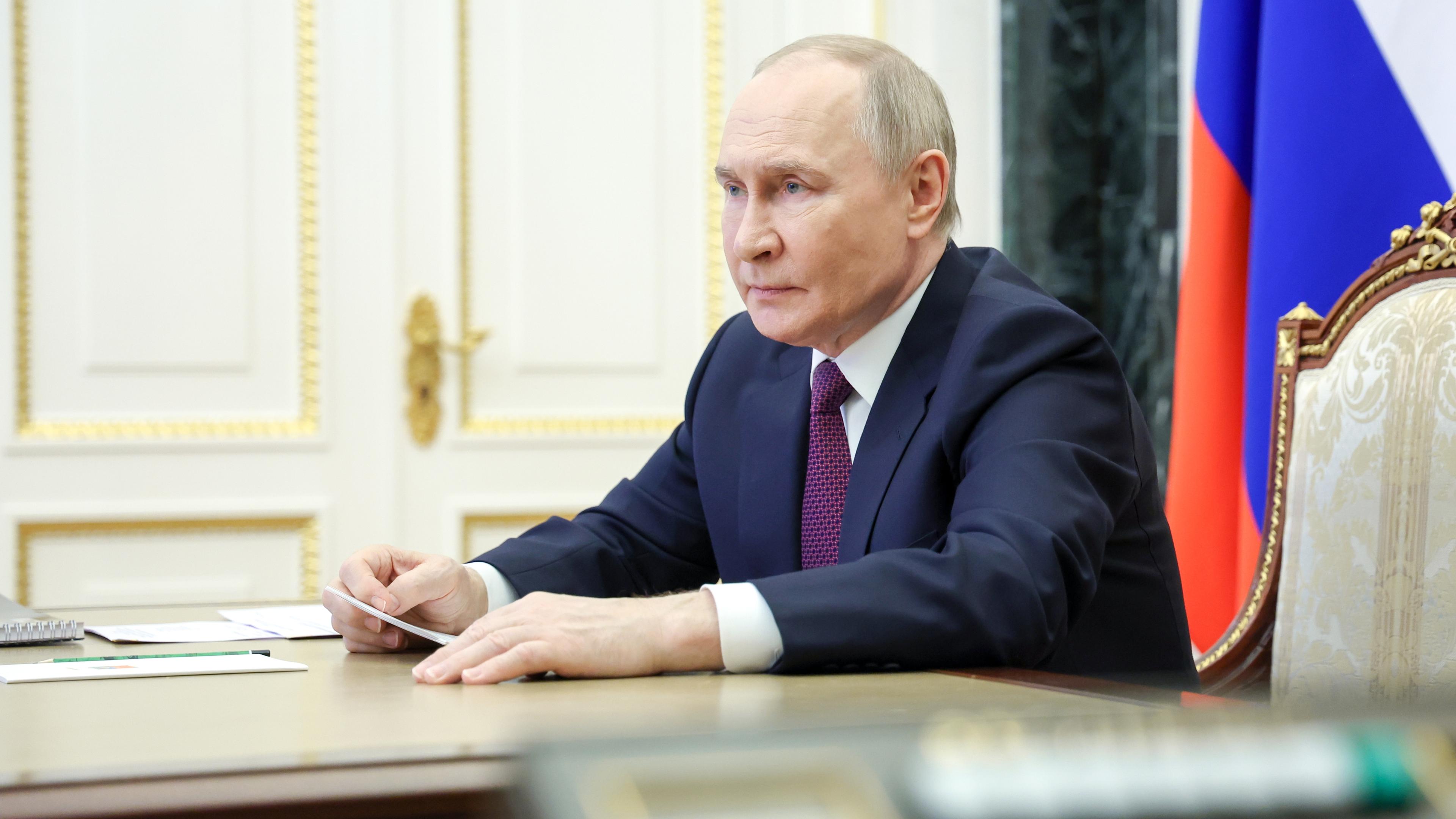 Der russische Präsident Wladimir Putin leitet eine Videokonferenz im Kreml in Moskau.