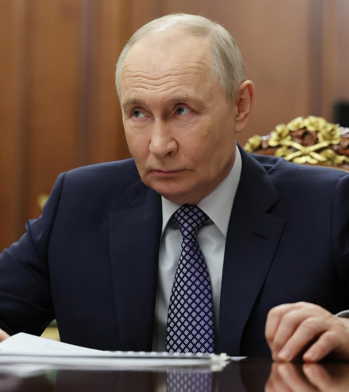 Der russische Präsident Wladimir Putin hört dem stellvertretenden Ministerpräsidenten Grigorenko während ihres Treffens im Kreml zu.