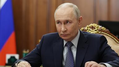 Der russische Präsident Wladimir Putin hört dem stellvertretenden Ministerpräsidenten Grigorenko während ihres Treffens im Kreml zu.