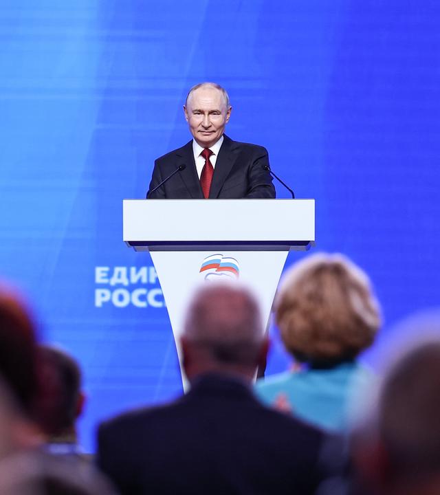 Putin hält eine Rede vor dem Parteitag der Partei ?Einiges Russland? im Vorfeld der Wahlen zur russischen Staatsduma
