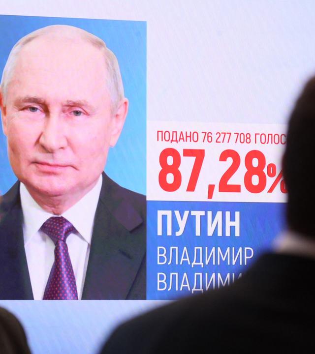 Ein Bild von Wladimir Putin ist auf einem Bildschirm zu sehen. Daneben steht das Wahlergebnis von 87,28 Prozent.