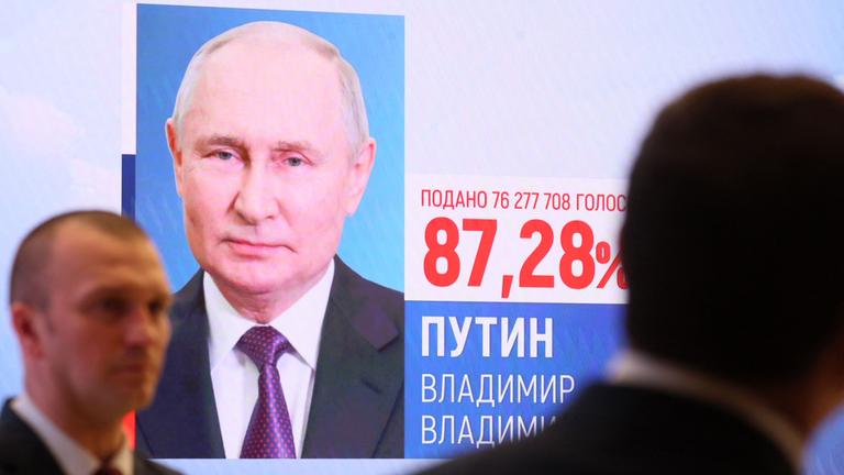 Ein Bild von Wladimir Putin ist auf einem Bildschirm zu sehen. Daneben steht das Wahlergebnis von 87,28 Prozent.
