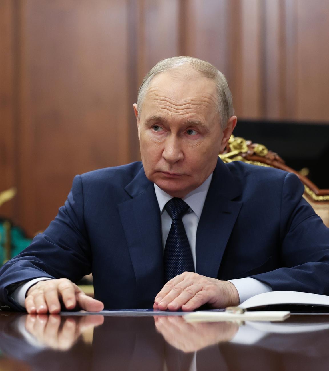 Wladimir Putin hört dem CEO und Vorstandsvorsitzenden von Rosseti, Andrej Rjumin, im Kreml in Moskau zu.