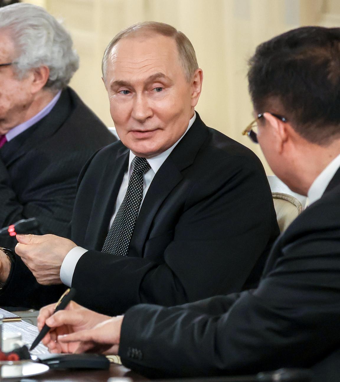 Der russische Präsident Wladimir Putin trifft sich am Rande des 28. Internationalen Wirtschaftsforums Sankt Petersburg (SPIEF) am 19. Juni 2025 in St. Petersburg, Russland, mit Vertretern internationaler Nachrichtenagenturen.
