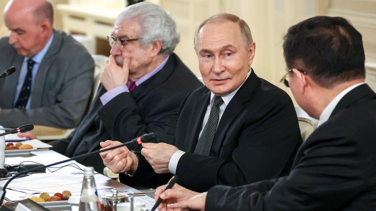 Der russische Präsident Wladimir Putin trifft sich am Rande des 28. Internationalen Wirtschaftsforums Sankt Petersburg (SPIEF) am 19. Juni 2025 in St. Petersburg, Russland, mit Vertretern internationaler Nachrichtenagenturen.