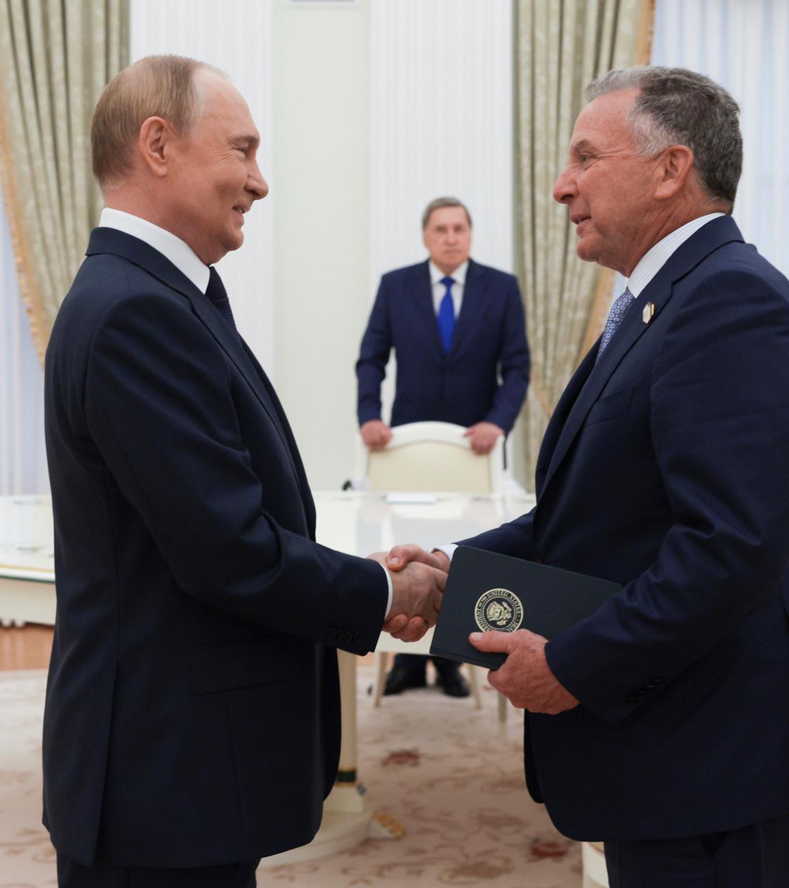  Auf diesem von der staatlichen russischen Nachrichtenagentur Sputnik via AP veröffentlichten Foto reichen sich der russischePräsident Wladimir Putin (l) und der Sondergesandte von US-Präsident Trump, Steve Witkoff (r) während ihres Treffens in Moskau die Hände.