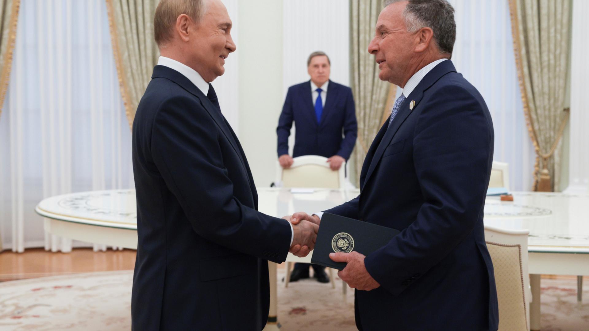  Auf diesem von der staatlichen russischen Nachrichtenagentur Sputnik via AP veröffentlichten Foto reichen sich der russischePräsident Wladimir Putin (l) und der Sondergesandte von US-Präsident Trump, Steve Witkoff (r) während ihres Treffens in Moskau die Hände.