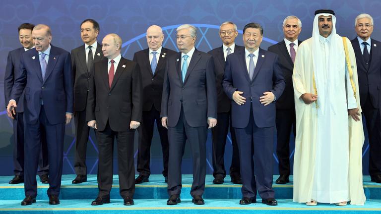Kasachstan, Astana: Recep Tayyip Erdogan (l-r, vorne), Wladimir Putin, Kassym-Schomart Tokajew, Xi Jinping und Emir Scheich Tamim bin Hamad Al Thani